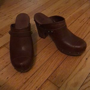Ugg clogs